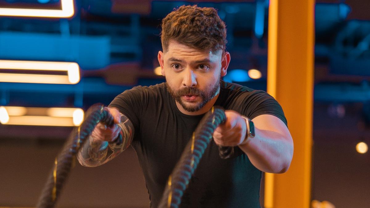 hombre realizando un ejercicio con cuerdas en el gimnasio Smart Fit