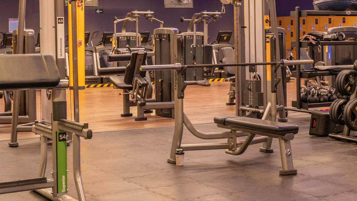 aparatos de peso integrado de un gimnasio smart fit colima