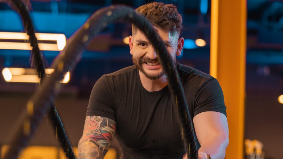 torso de un hombre de frente realizando un ejercicio con cuerdas en el gimnasio Smart Fit