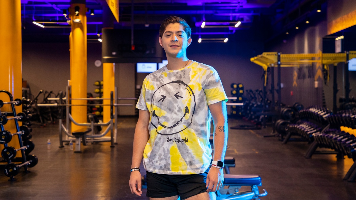 joven de pie al interior de un gimnasio Smart Fit de la CDMX