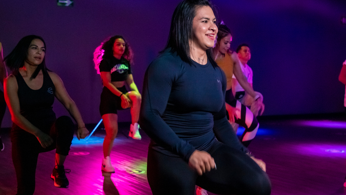 grupo de mujeres realizando ejercicio en una clase del gimnasio Smart Fit