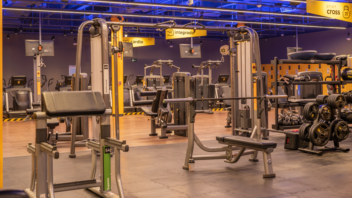 Aparatos de peso integrado y accesorios de peso libre de una gimnasios Smart Fit en Villahermosa