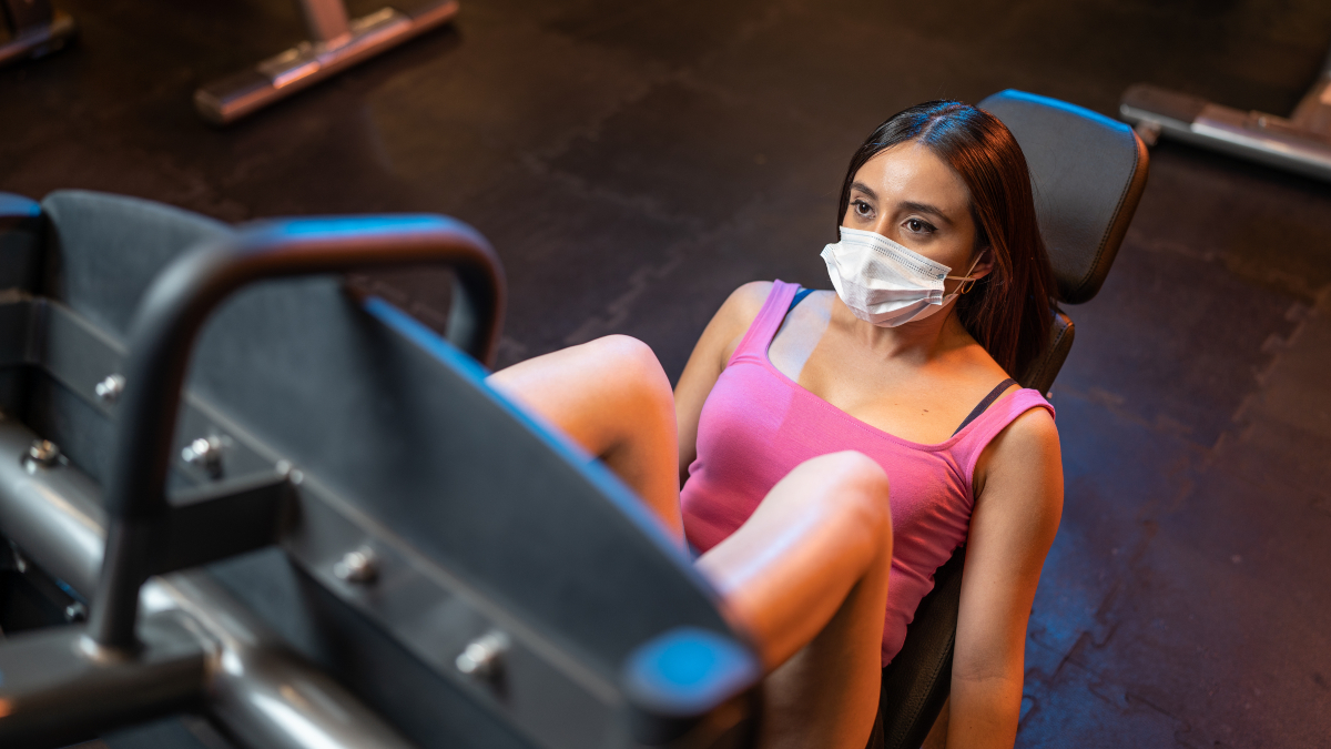 mujer realizando ejercicio en una prensa del gym en Smart fit