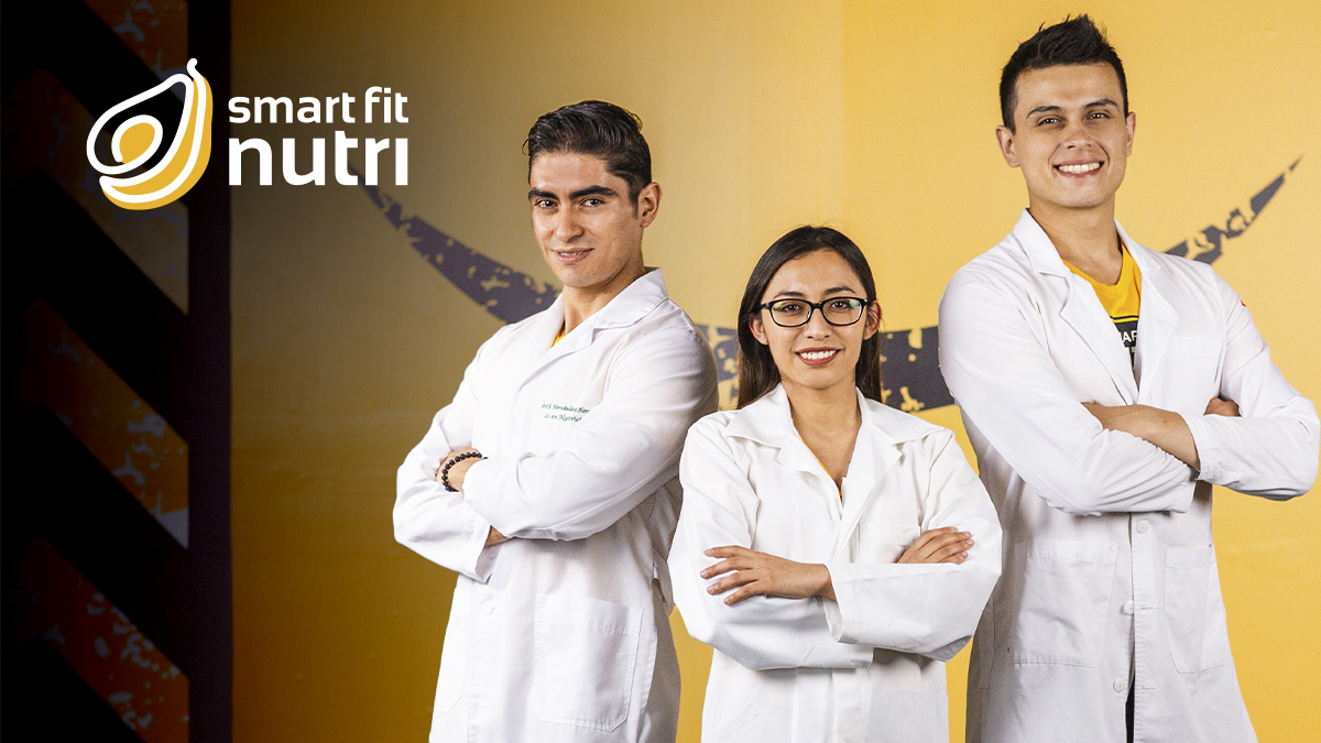 Dos hombres y una mujer de pie, con batas blancas de médico. Equipo de nutriólogos de Smart Fit Nutri