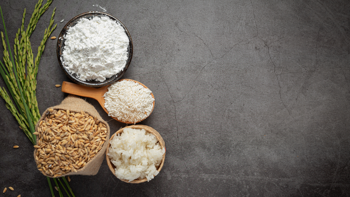 Recipientes sobre una mesa con diferentes tipos de carbohidratos: harina, arroz crudo, arroz hervido.