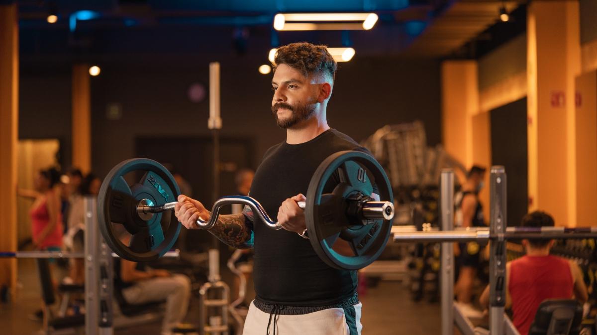 Los ejercicios excéntricos te ayudan a darle un estímulo integral a tus músculos al llevarlos a su máxima extensión. Conoce qué son y cómo aprovecharlos.