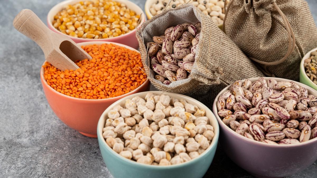 Dos sacos y 6 bowls con semillas y legumbres