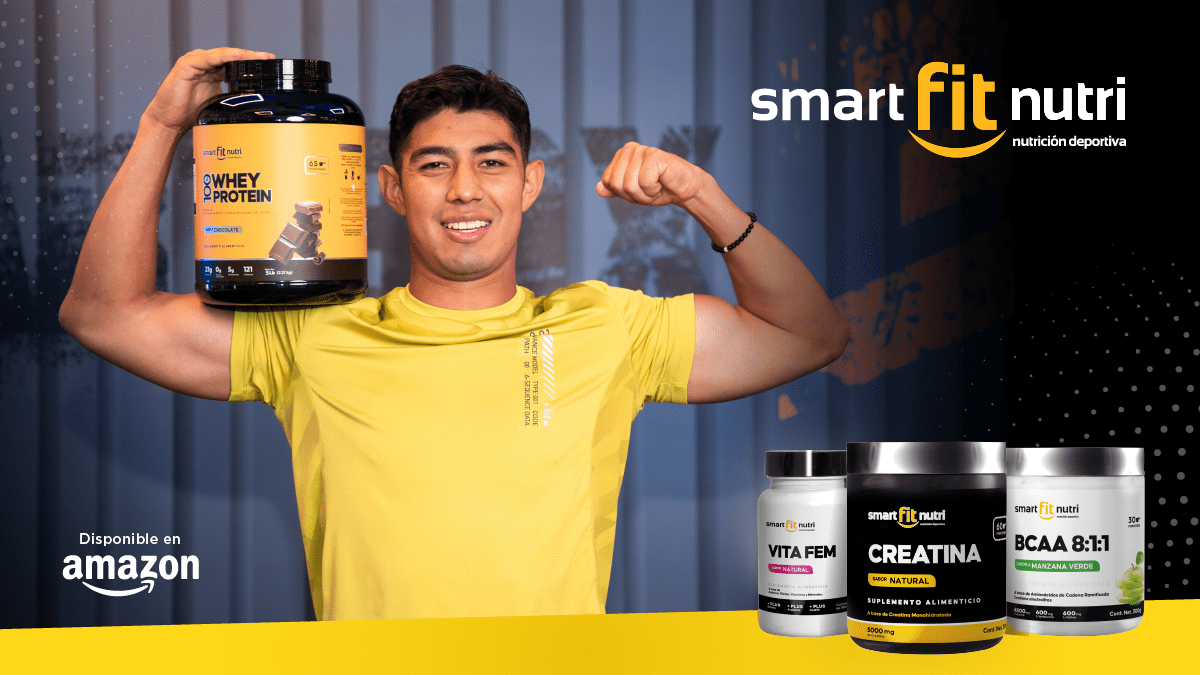 Hombre con los brazos elevados y los codos flexionados, mostrando sus bíceps. en un hombro está cargando un bote de proteína de Smart Fit Nutri Suplementos