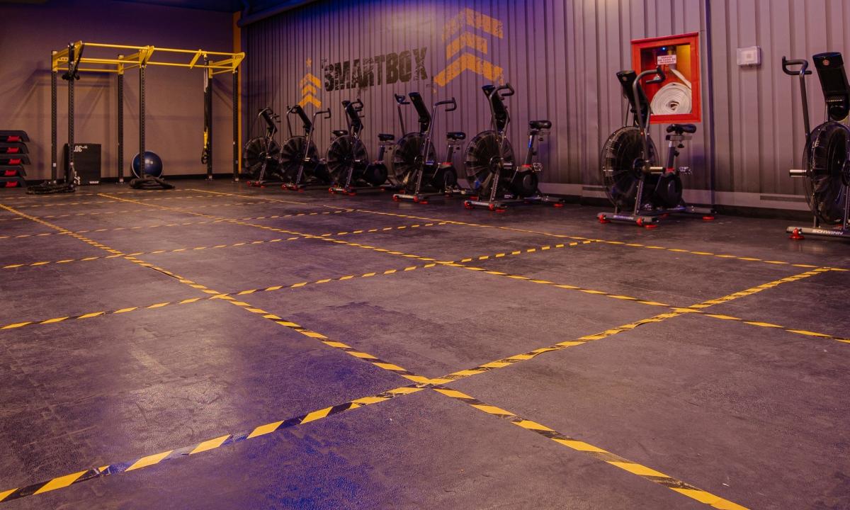 espacio dedicado al entrenamiento funcional Smart Box, con siete bicicletas fijas en la orilla, barras para realizar dominadas, bancos step, cuerdas TRX y pelota bosu.