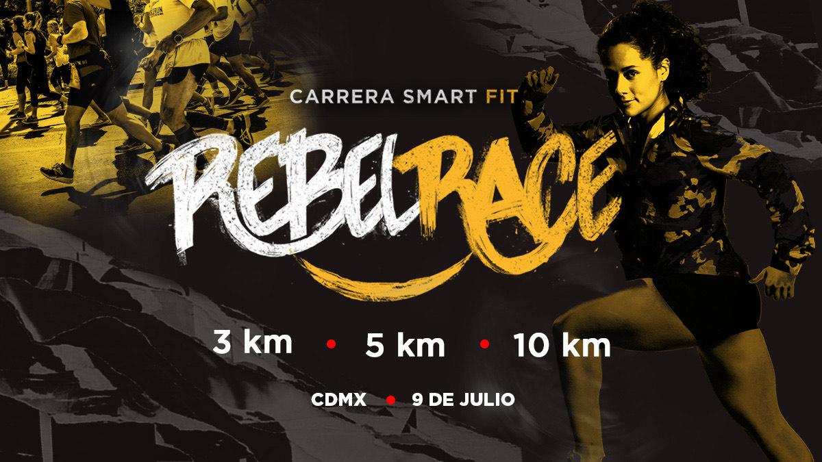 Anuncio de la carrera Rebel Race 2023 con letras blancas y amarillos. De fondo mosaico gris con la imagen de una mujer corredora.