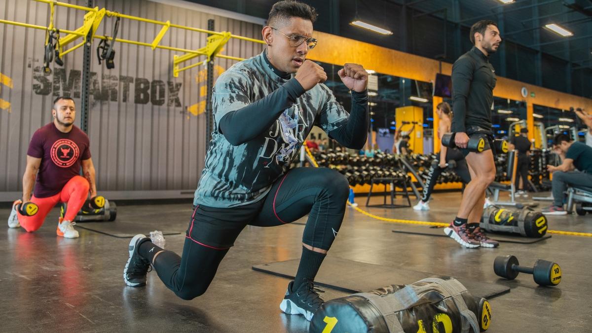 hombre con una pierna al frente con la rodilla flexionada. La otra pierna hacia atrás con la rodilla casi tocando el piso