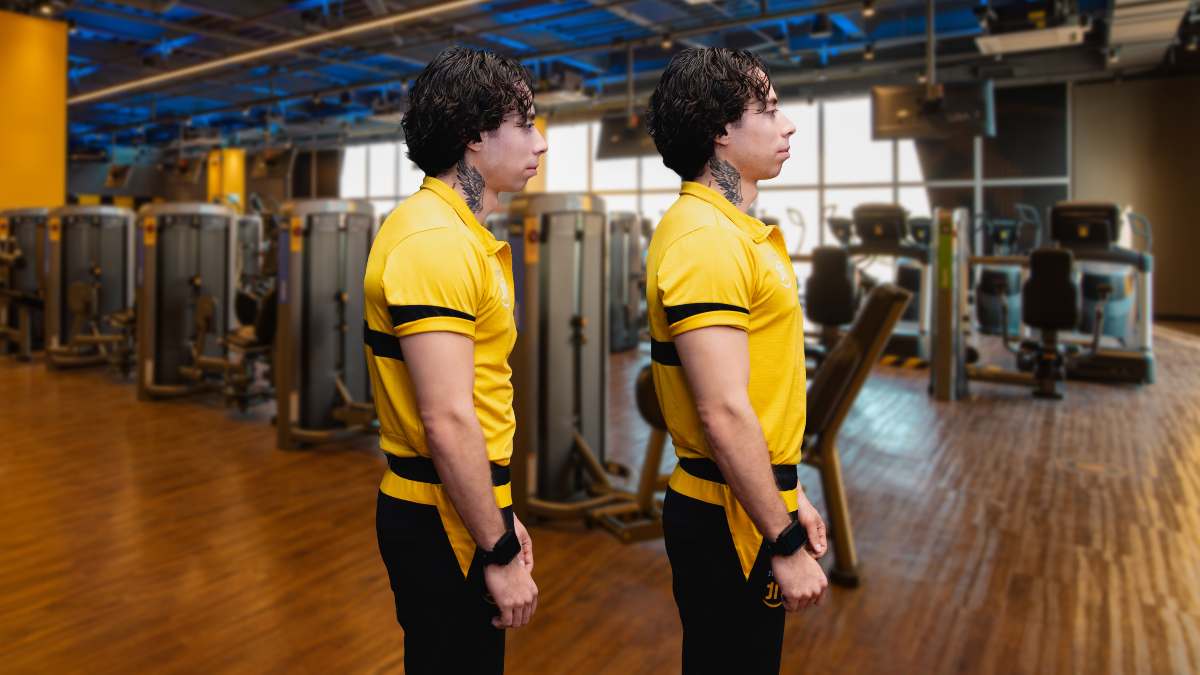 profesor de Smart Fit de perfil con posición encorvada. Enfrente, la imagen del mismo hombre de perfil, pero con una postura correcta.