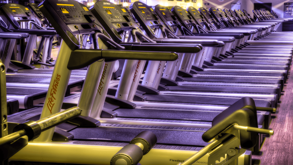 hilera de caminadoras en el gimnasio Smart Fit Tecomán