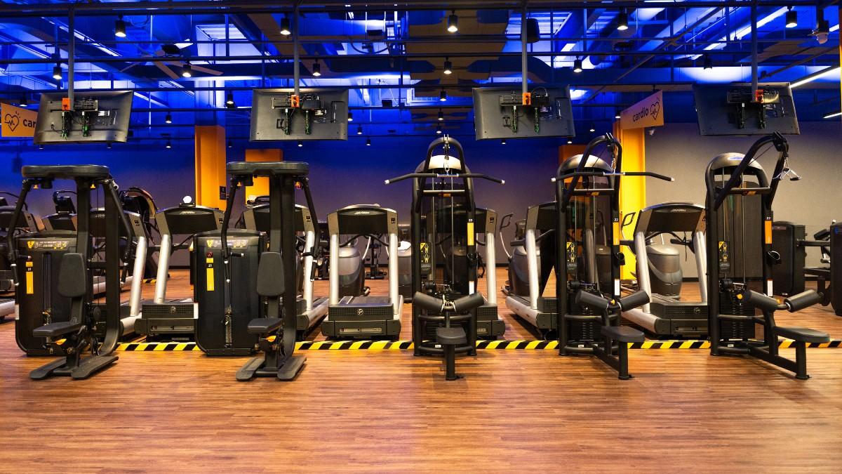 vista de la zona de peso integrado de un gimnasio Smart Fit