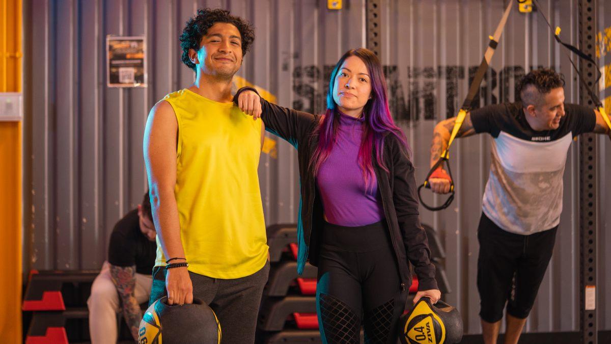 mujer y hombre de pie en una zona de entrenamiento funcional SmartBox