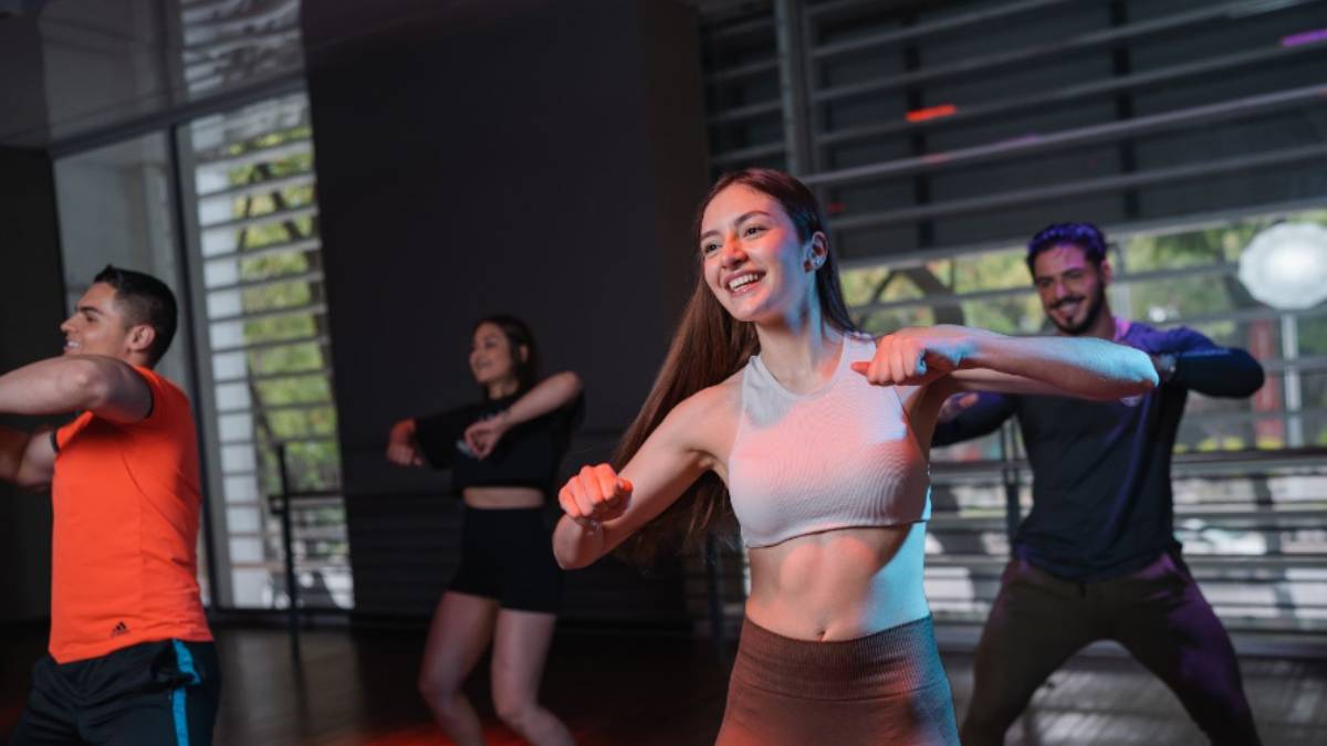 dos mujeres y dos hombres bailando en una clase de zumba en Smart Fit