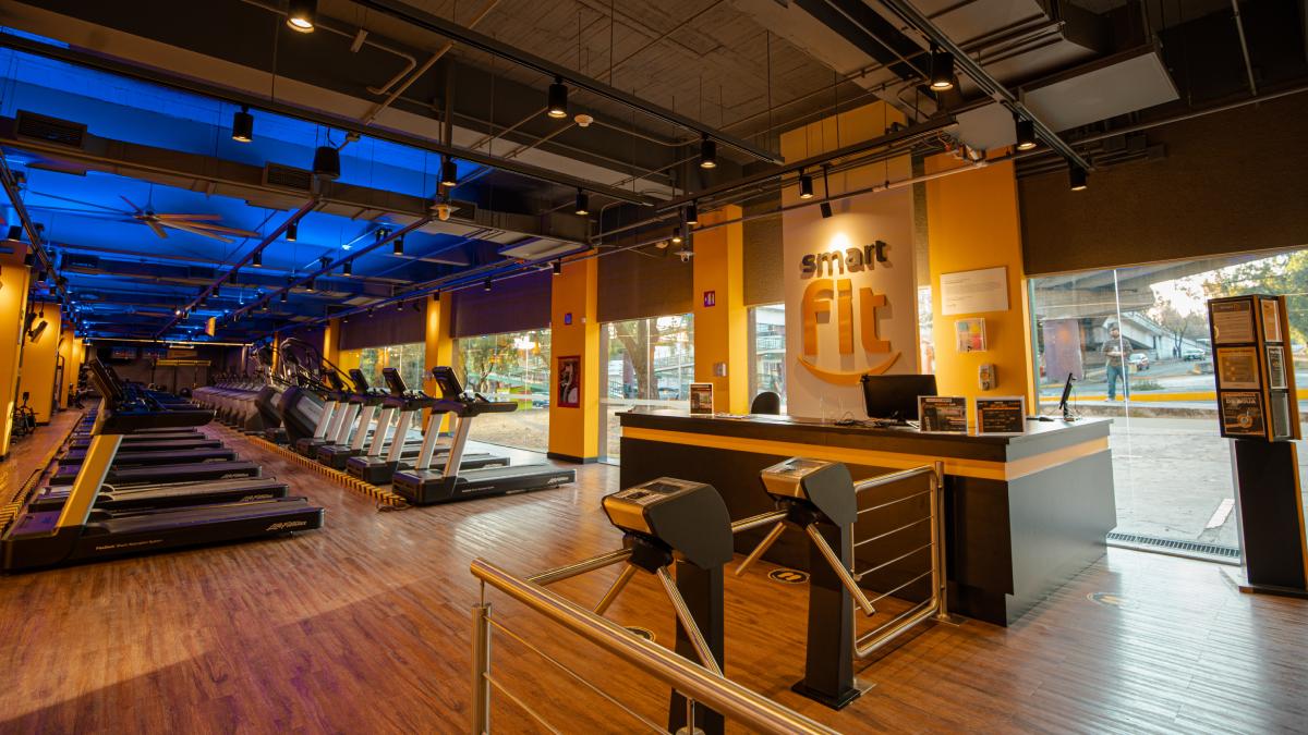 vista desde dentro de la entrada a un gimnasio smart fit .