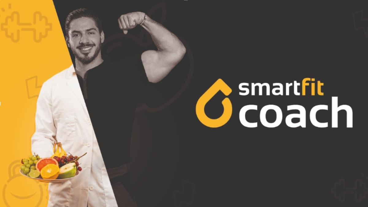 torso de un hombre con la mitad portando una bata con un plato de futa en la mano. La otra mitad con al brazo elevado y flexionando, mostrando su músculo del bíceps.