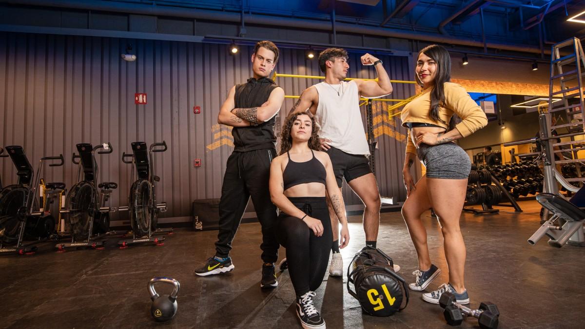 dos mujeres y dos hombres posando en un gimnasio de smart fit