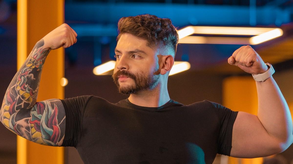 torso de un hombre de frente, con la cabeza volteando hacia un costado y los brazos flexionados mostrando sus biceps en señal de fuerza