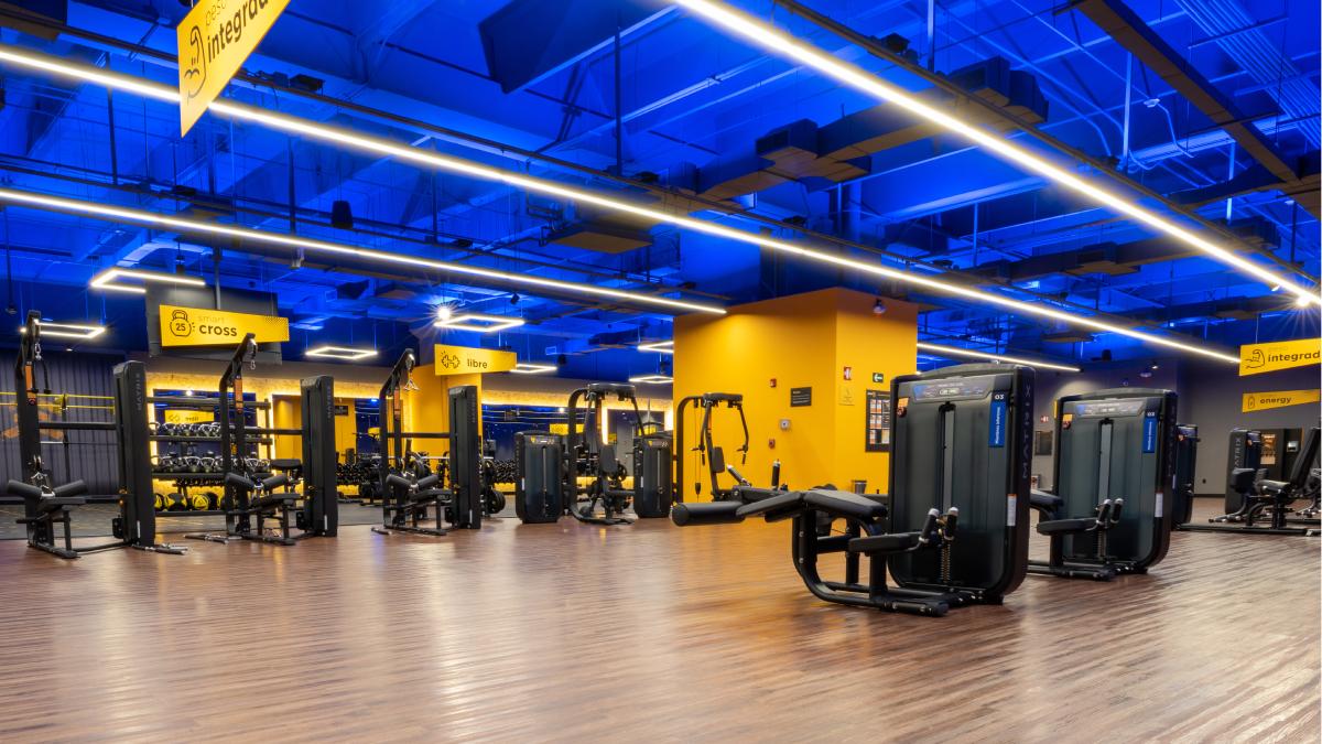 máquinas de peso integrado de un gimnasio smart fit