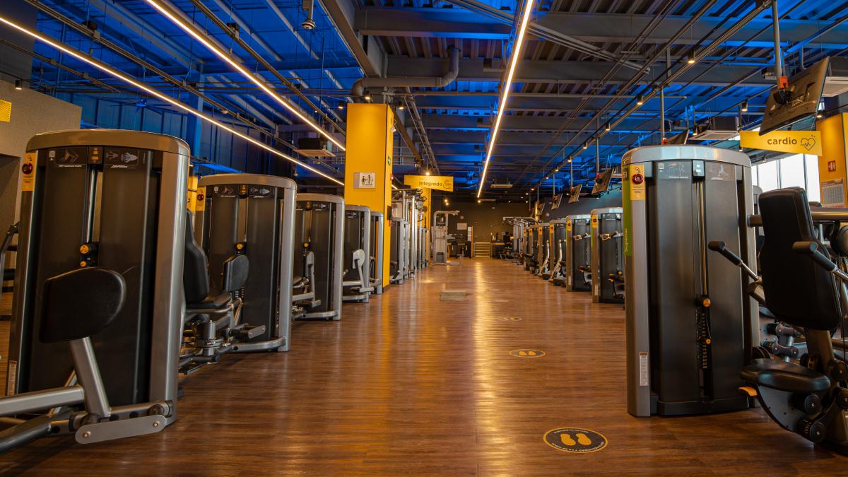 interior de smart fit tecamac power center. con hileras de maquinas de peso integrado
