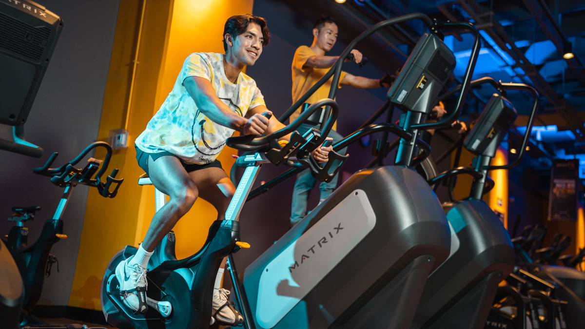 hombre haciendo ejercicio en una bicicleta estatica de un gimnasio smart fit