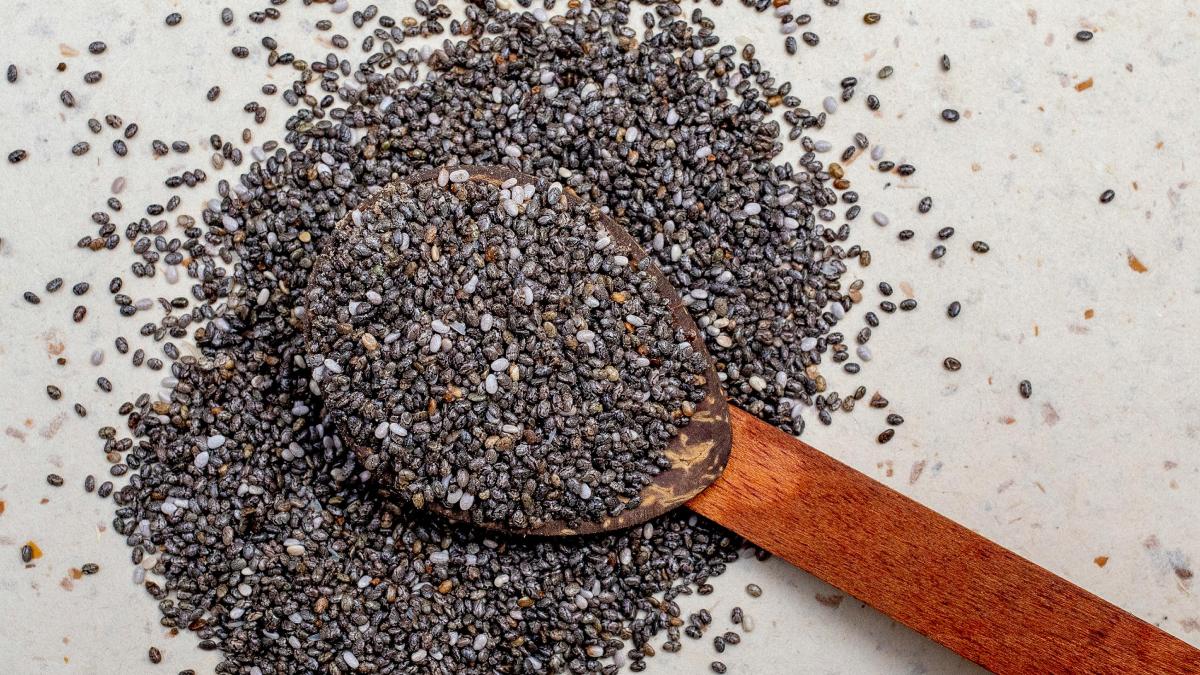 cuchara de madera con semillas chia desbordadas