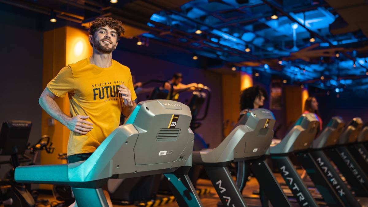 hombre haciendo ejercicio en una caminadora de un gimnasio Smart Fit