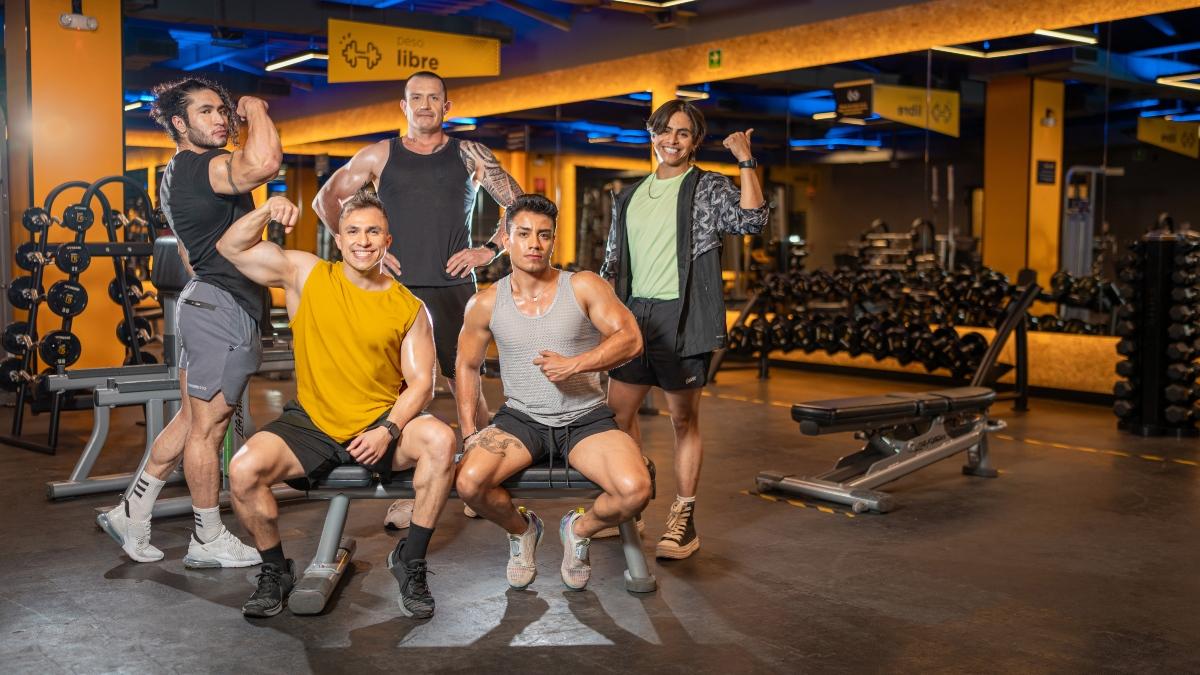cinco usuarios de un gimnasio smart fit posando, mostrando sus musculos