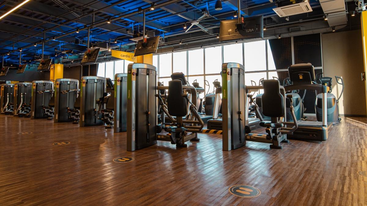 hilera de máquinas de peso inetgrado dentro de una gimnasio Smart Fit